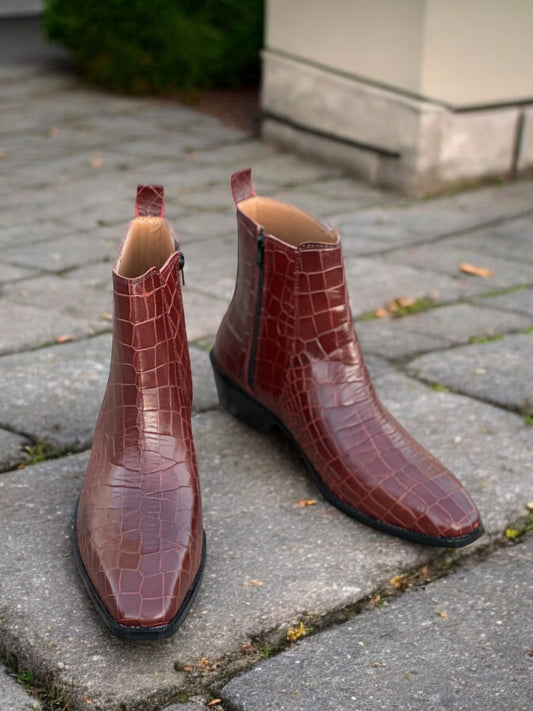 Baron Ember – Cognac Croc-Embossed Leather Pointed Boots